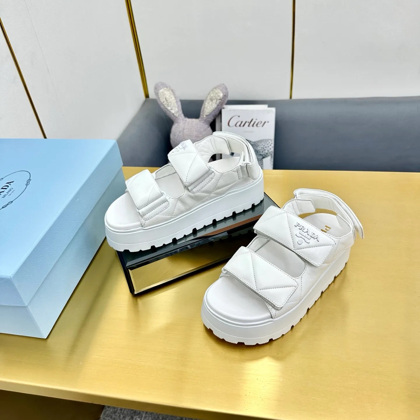 👟👟Ex-factory price 480👟👟 The highest version of Prada's new thick-soled casual sneakers. This sneaker continues the timeless silhouette and is a new classic item. Crafted from leather to enhance style. The style is light, with a triangle buckle logo and a 5CM thick sole. It is suitable for all seasons and can be matched with all kinds of casual styles. In an era where various styles are full of attention, the most long-term companion and the one that captures people's hearts bit by bit is undoubtedly the white shoe. Fabric: Cowhide Lining: Sheepskin Outsole: Original rubber outsole Sole thickness: 5CM Size 35-41